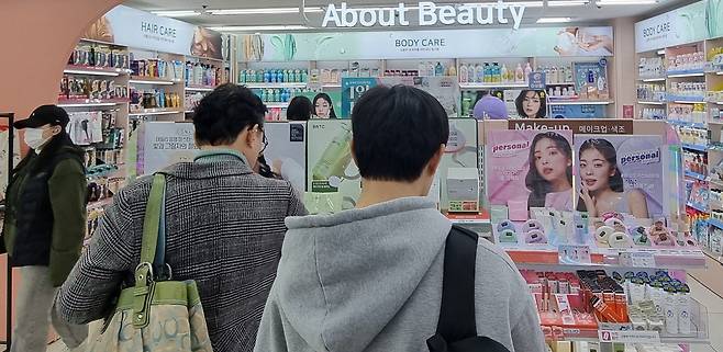 서울 시내 한 다이소 매장에서 고객들이 제품을 살펴보고 있다. 사진=오정민 한경닷컴 기자