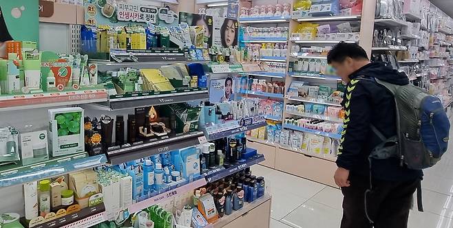 서울 시내 한 다이소 매장에서 고객들이 제품을 살펴보고 있다. 사진=오정민 한경닷컴 기자