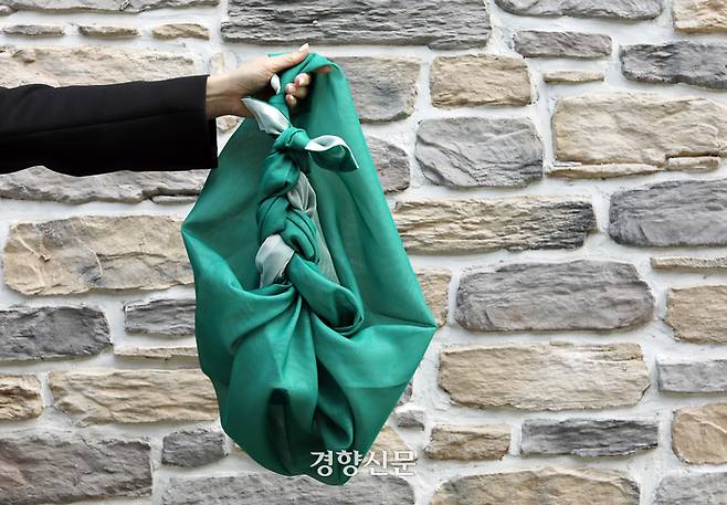겹보자기의 양 모서리를 세줄땋기 매듭으로 땋아 끈을 만든 ‘보자기 가방’은 숄더백으로, 토트백으로 활용이 가능하다. 서성일 선임기자