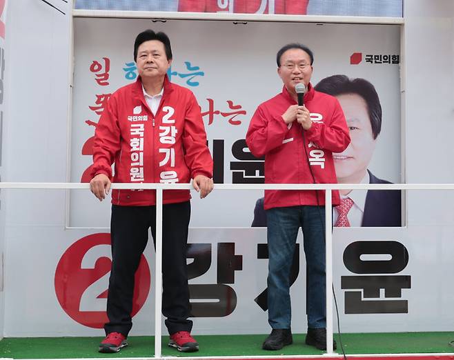 윤재옥 국민의힘 공동선거대책위원장이 2일 오전 경남 창원시를 찾아 유권자에게 창원성산에 출마하는 강기윤 후보를 지지해달라고 호소하고 있다. 연합뉴스