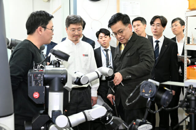 최상목 부총리가 레인보우 로보틱스 이동형 양팔로봇 RB-Y1의 직접 교시 기능을 체험하고 있다. (사진=레인보우로보틱스)