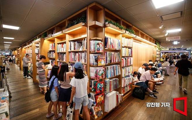 전국에 폭염이 이어지고 있는 7일 서울 종로구 교보문고 광화문점을 찾은 시민들이 독서를하며 더위를 피하고 있다. 사진=강진형 기자aymsdream@
