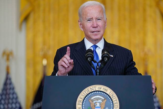 조 바이든 미국 대통령이 13일(현지시간) 백악관 이스트룸에서 글로벌 공급망 병목현상 해소 방안에 관해 연설하고 있다./AP 연합뉴스