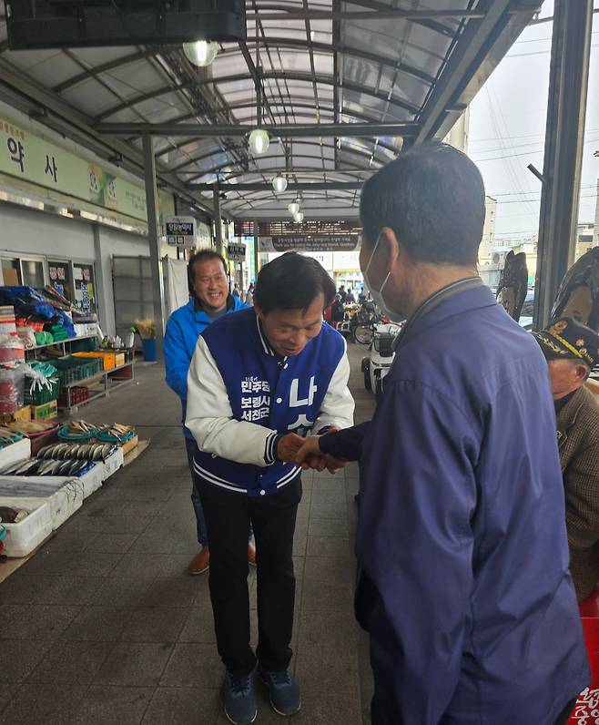 충남 보령서천 지역구의 더불어민주당 나소열 후보가 8일 오전 보령중앙시장에서 시민들과 인사하고 있다. /권순완 기자
