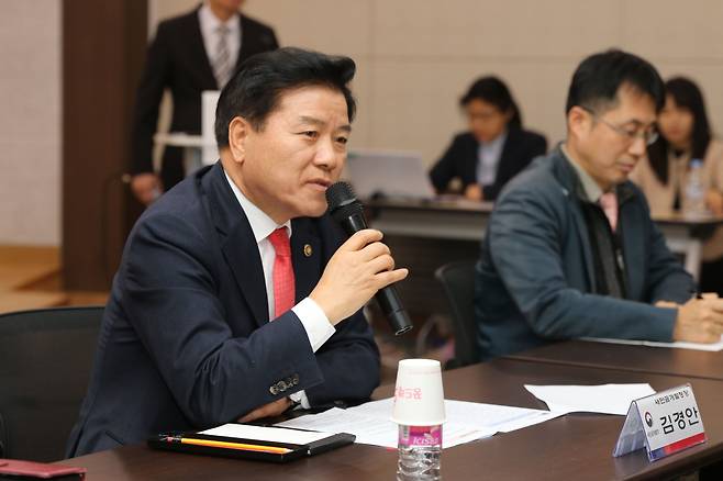 지난달 19일 열린 ‘새만금산업단지 발전협의회’ 초청 간담회에서 김경안 새만금개발청장이 기업들의 건의사항을 듣고 해결 방안을 제시하고 있다./새만금개발청 제공