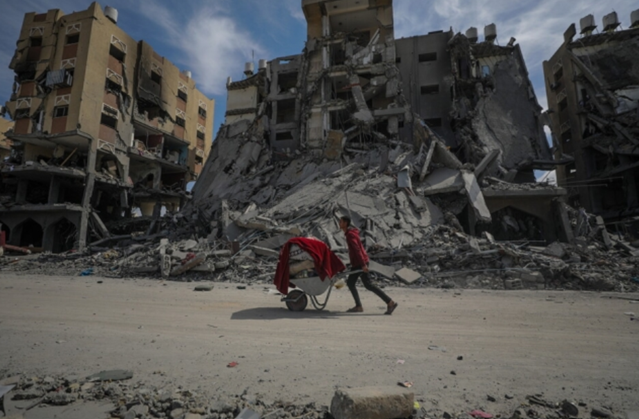 지난 14일 팔레스타인 가자지구 칸유니스에서 이스라엘군의 지상 작전 후 무너진 주택 근처를 한 남성이 지나가고 있다. ⓒEPA/연합뉴스