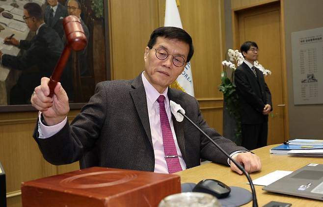 이창용 한국은행 총재가 지난 2월 금융통화위원회에서 의사봉을 두드리고 있다. 뉴스1.