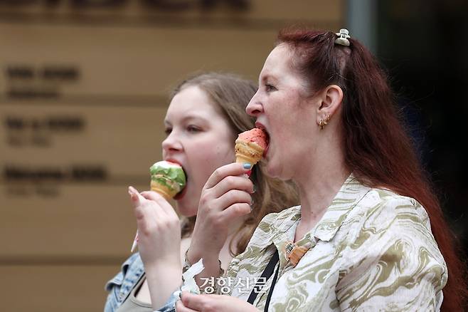 서울의 낮 기온이 20도를 웃돌며 평년보다 따뜻한 날씨가 이어진 8일 서울 중구 명동 거리에서 외국인 관광객들이 아이스크림을 먹고 있다. 조태형 기자