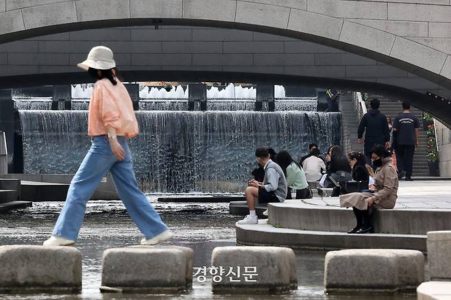 8일 서울 중구 청계광장 일대에서 관광객들이 가벼운 옷차림으로 각자의 시간을 보내고 있다.