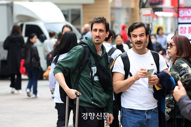 따뜻한 날씨가 이어진 8일 서울 중구 명동 거리를 찾은 외국인 관광객들이 가벼운 옷차림을 하고 있다.