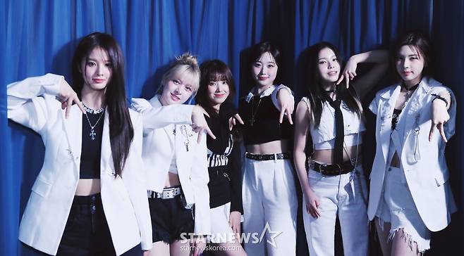 걸그룹 엔믹스(NMIXX)가 서울 종로구 스타뉴스 사옥에서 진행된 '2023 아시아 아티스트 어워즈 인 필리핀'(2023 Asia Artist Awards IN THE PHILIPPINES, 이하 2023 AAA) 수상 인터뷰에 앞서 포즈를 취하고 있다. /사진=김창현