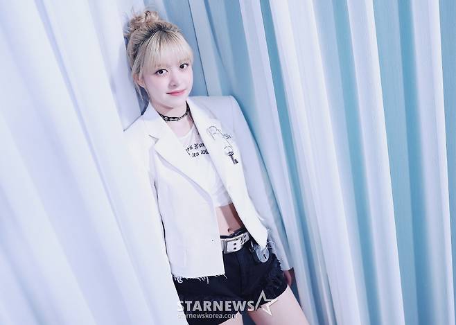 걸그룹 엔믹스(NMIXX) 릴리가 서울 종로구 스타뉴스 사옥에서 진행된 '2023 아시아 아티스트 어워즈 인 필리핀'(2023 Asia Artist Awards IN THE PHILIPPINES, 이하 2023 AAA) 수상 인터뷰에 앞서 포즈를 취하고 있다. /사진=김창현