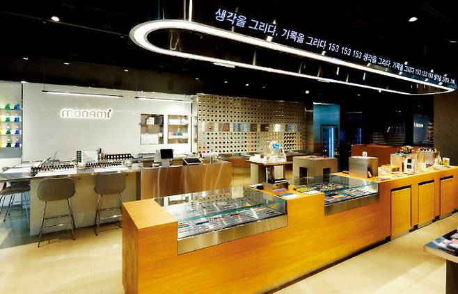 근사한 쇼룸으로 탈바꿈한 모나미 매장