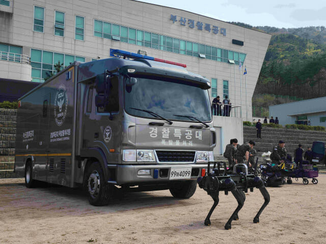 부산경찰청 주관 화생방테러 대응 통합훈련에 참여함 케이알엠의 사족 보행 로봇 '비전 60' (사진=케이알엠)