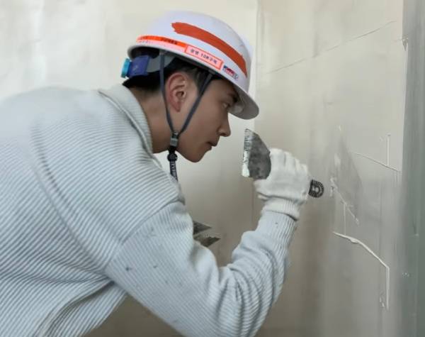 아이돌 그룹 출신인 오지민씨가 도장 작업 중 스크래핑 도구인 ‘헤라’를 이용해 튀어나온 못을 두들겨 집어넣고 있다. 오씨 제공