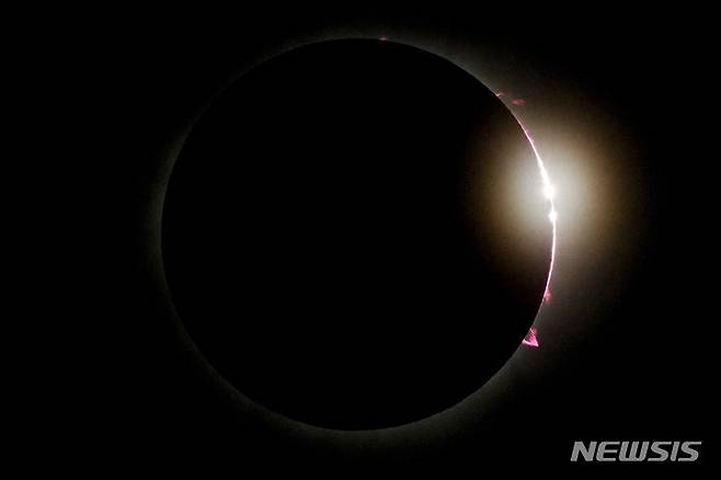 [마사틀란=AP/뉴시스] 8일(현지시각) 멕시코 마사틀란에서 달이 태양을 완전히 가리는 개기일식이 관측되고 있다. 2024.04.09.