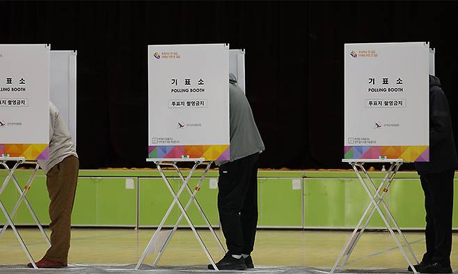 제22대 국회의원 선거 사전 투표 둘째 날인 지난 6일 사전투표소에서 유권자들이 신중하게 투표하고 있다. 뉴스1