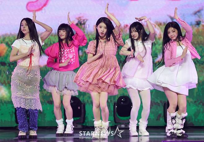 (서울=뉴스1) 김진환 기자 = 신인 걸그룹 아일릿(I'LL-IT)이 25일 오후 서울 용산구 한남동 블루스퀘어에서 열린 미니 1집 '수퍼 리얼 미'(SUPER REAL ME) 발매 기념 쇼케이스에서 열정적인 무대를 펼치고 있다. 아일릿은 하이브가 르세라핌과 뉴진스에 이어 세 번째로 선보이는 걸그룹으로, 지난해 방송된 JTBC 오디션 프로그램 '알유넥스트'(R U NEXT)를 통해 선발된 윤아·민주·모카·원희·이로하 5인으로 구성됐다. 2024.3.25/뉴스1 Copyright (C) 뉴스1. All rights rese /사진=(서울=뉴스1) 김진환 기자