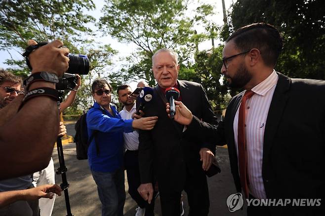 취재진 앞에 선 모색 폰세카 전 공동 설립자 (파나마시티 AFP=연합뉴스) 8일(현지시간) 파나마시티 제2형사법원 앞에서 로펌 '모색 폰세카' 공동 설립자이자 파나마 페이퍼스 사건 피고인 중 한 명인 유르겐 모색(가운데)이 취재진 질의에 답변하고 있다. 2024.4.9