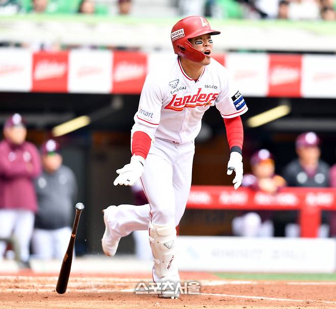 SSG 한유섬이 10일 인천SSG랜더스필드에서 열린 2024 KBO리그 키움전에서 2회말 선제 투런포를 때리고 있다. 문학 | 강영조기자 kanjo@sportsseoul.com