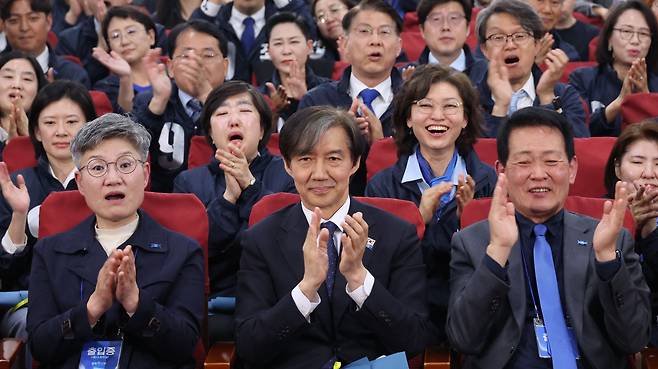 조국 조국혁신당 대표와 후보들이 10일 국회에서 총선 사전조사 결과 발표를 보고 있다. /연합뉴스