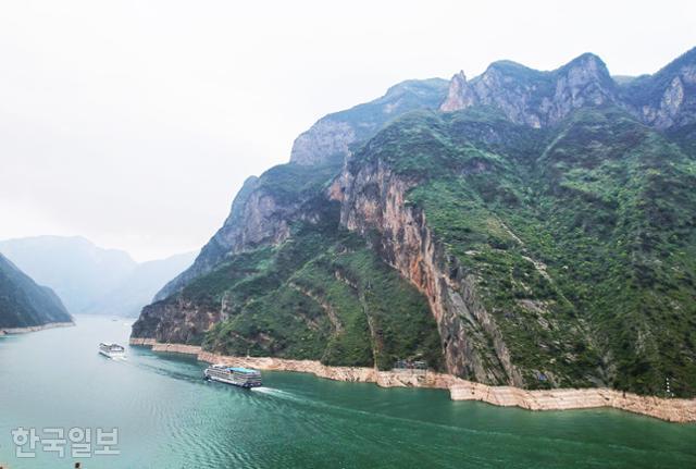 중국 이창에서 충칭까지 600㎞ 양쯔강 물길을 거슬러 오르는 장강삼협 크루즈가 신녀계 부근에서 무협으로 접어들고 있다. 희뿌연 안개가 오히려 몽환적 분위기를 자아낸다.