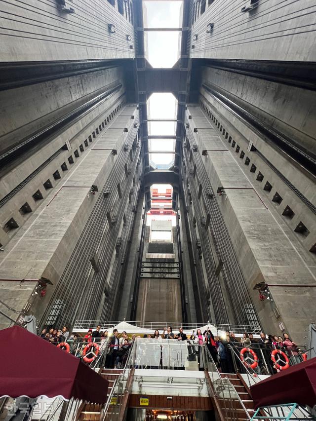 싼샤댐 관광의 하이라이트는 세계 최대의 승강기 체험. 승객을 태운 3,000톤급 유람선을 8분 만에 댐 아래에서 위로 올려 놓는다.