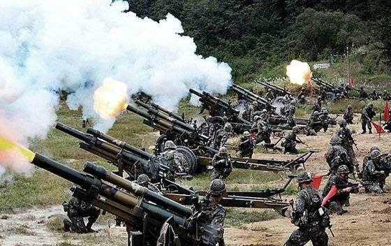 사격 훈련 중인 KM101A1 105㎜ 곡사포. 현재 국군 포병의 주력은 아니나 여전히 중요한 역할을 담당하고 있다. 위키피디아