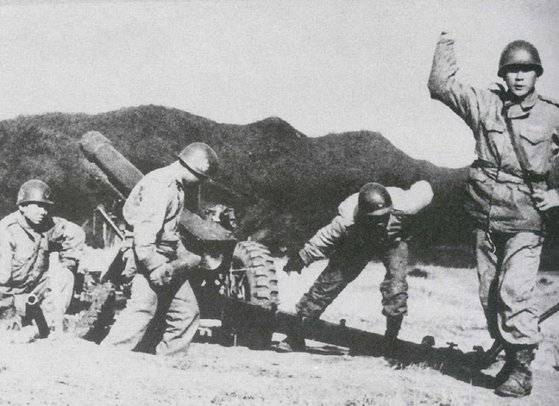 M3 105㎜ 곡사포로 훈련 중인 창군 초기의 국군. 6.25전쟁 발발 당시에 연이어 신화를 썼고 이는 현재 서방 최강의 전력을 자랑하는 대한민국 포병의 자부심이 되었다. 군사편찬위원회
