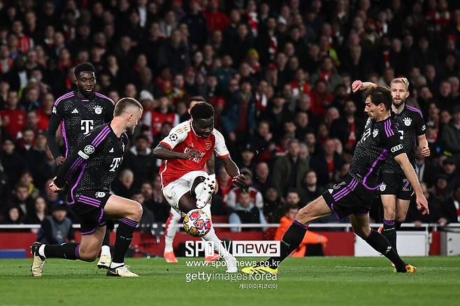 ▲ 아스널은 10일 오전 4시(한국시간) 영국 런던 에미레이츠 스타디움에서 바이에른 뮌헨과 2023-24시즌 유럽축구연맹(UEFA) 챔피언스리그(UCL) 8강 1차전에서 2-2로 비겼다. 홈에서 승리를 따낸 뒤 2차전 원정길에 들어가고픈 이들이었지만 일단은 무승부에 만족해야 했다. 부카요 사카는 경기 끝나고 심판에게 달려가 억울함을 토로했지만 영국 현지 반응은 "페널티 킥을 주지 않은 것이 옳은 판정이었다. 처음엔 페널티 킥이라고 생각했지만 리플레이를 보니 사카가 노이어와 접촉을 했다. 노이어는 달려갔다가 멈췄고, 오히려 사카가 노이어를 걷어찼다. 심판은 좋은 판정을 했다”라며 차가웠다