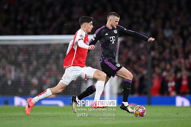 ▲ 실점 장면에서 다이어는 뒷짐을 지고 주춤했고 적극적으로 사카에게 달라붙지 않았다. 오히려 사카에게 슈팅각을 내줬는데, 사카는 침착하게 다이어가 내준 빈틈을 공략해 반대쪽 포스트로 슈팅해 득점에 성공했다. 일각에선 "사카가 선제골을 넣을 때 공간을 열어줬다. 더 타이트하게 접근했어야 했다"고 짚었다. 하지만 영국 'BBC'는 "바이에른 뮌헨 수비는 매우 조직적이었다. 미드필더들이 포백을 잘 보호했고 포백도 잘 움직였다. 아주 좋은 경기”라며 다이어가 뛴 바이에른 뮌헨 수비 조직력을 칭찬했다