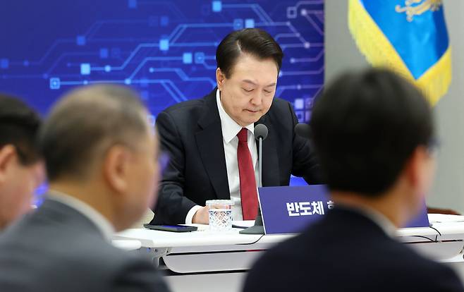 윤석열 대통령이 지난 9일 서울 용산 대통령실 청사에서 열린 반도체 현안 점검회의를 주재하고 있다./뉴시스