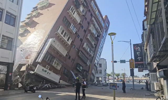 지난 3일 강진으로 대만 동부 화롄의 건물이 기울어진 모습. TVBS 방송 화면 촬영. AP 연합뉴스