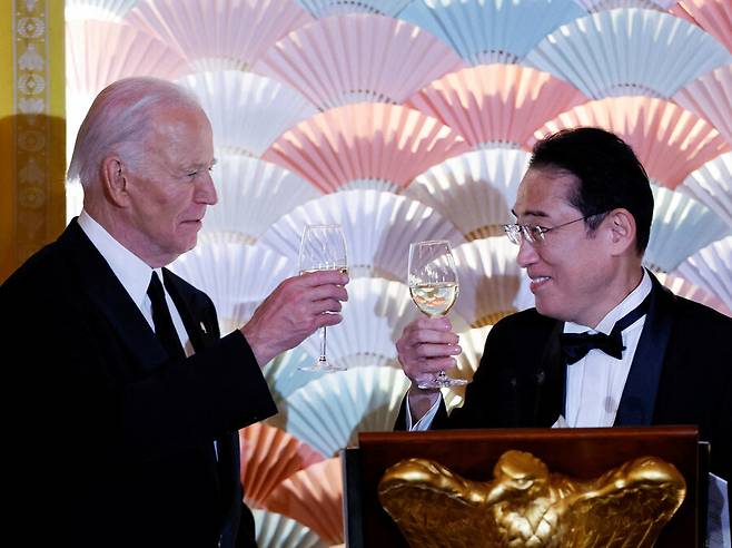 조 바이든 미국 대통령(왼쪽)과 기시다 후미오 일본 총리가 10일 백악관 이스트룸에서 열린 국빈 만찬에서 건배를 하고 있다. 워싱턴/로이터 연합뉴스