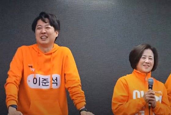 이준석 당선인(왼쪽)의 모친 김향자씨가 유세차에 올라 이야기를 하고 있다. 이준석 유튜브 캡처