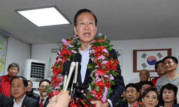 4·10 총선에서 서울 용산구에 출마한 국민의힘 권영세 후보가 11일 용산구 선거사무소에서 당선이 유력시되자 꽃목걸이를 받고 소감을 말하고 있다. 연합뉴스
