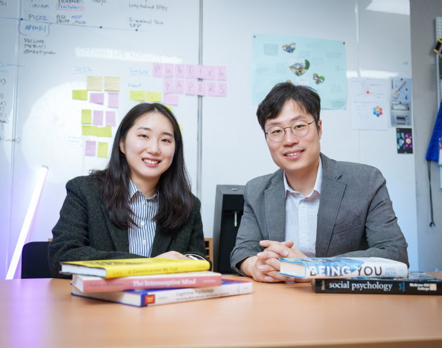 제1저자인 김홍지(왼쪽) IBS 뇌과학 이미징 연구단 연구원과 교신저자인 우충완(오른쪽) IBS 뇌과학 이미징 연구단 부연구단장. 사진제공=IBS