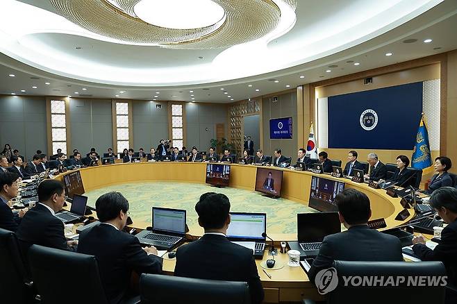 윤석열 대통령, 국무회의 주재 (세종=연합뉴스) 홍해인 기자 = 윤석열 대통령이 2일 정부세종청사에서 열린 국무회의를 주재하며 발언하고 있다. 2024.4.2 hihong@yna.co.kr