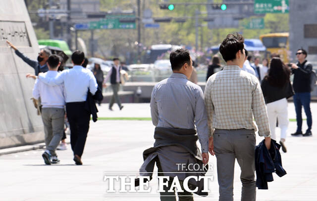 '겉옷은 허리에' 서울 광화문 광장을 찾은 시민들이 겉옷을 벗은 채 이동하고 있다.