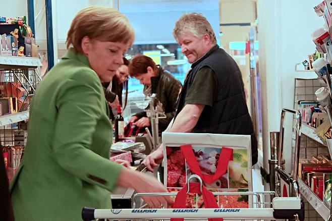 지난 2015년 4월 30일 앙겔라 메르켈 독일 총리가 베를린의 단골 수퍼마켓에서 직접 장을 본 뒤 계산을 하기 위해 줄을 서서 기다리고 있다. /한경진 기자