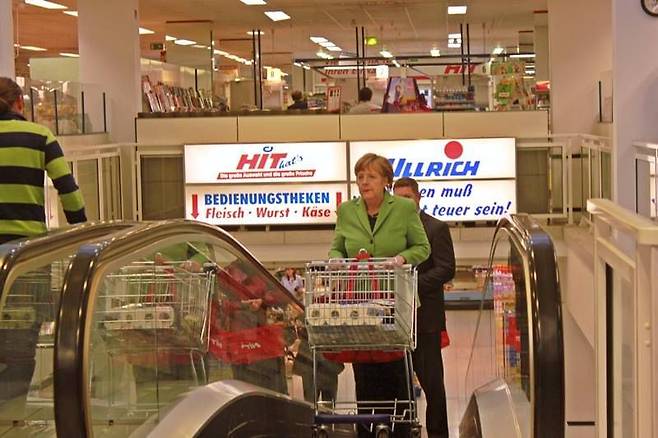 앙겔라 메르켈 독일 총리의 쇼핑 카트 안에 특별한 상품은 없었다. /한경진 기자