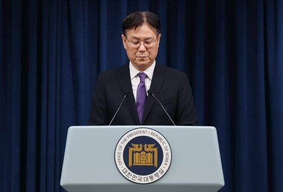 이관섭 대통령 비서실장이 11일 서울 용산 대통령실 청사에서 4·10 총선 결과 관련 브리핑을 하고 있다. 김현동 기자