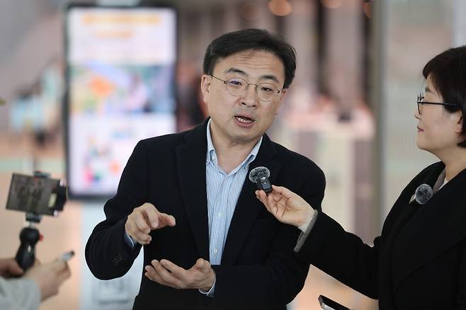 신장식 조국혁신당 수석대변인이 지난 3월 10일 오후 인천국제공항 제2여객터미널에서 이종섭 전 국방부 장관 출국 관련 취재진 질문에 답하고 있다. 연합뉴스