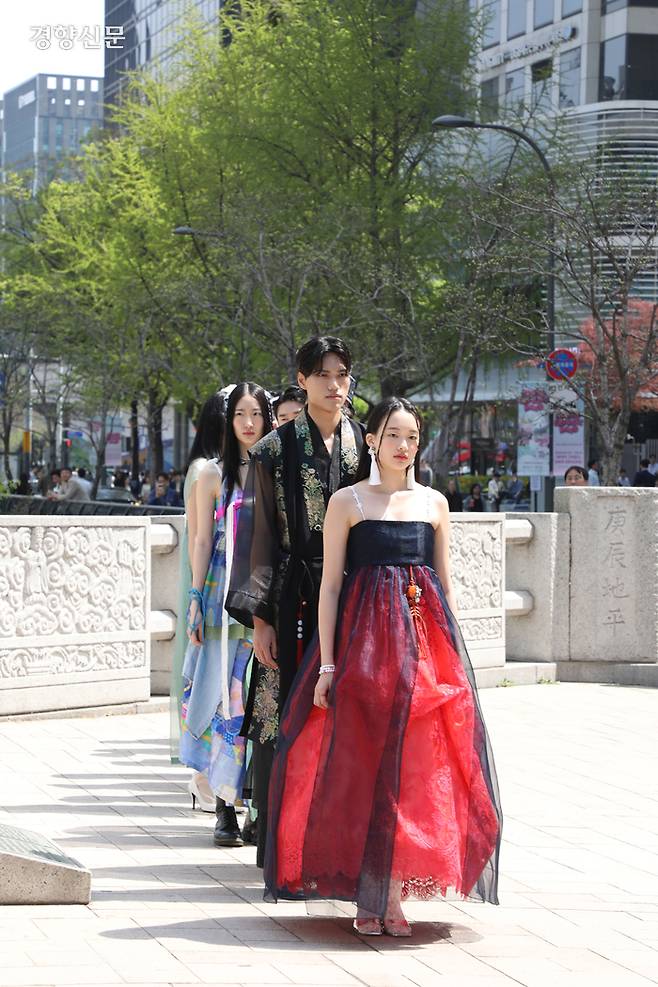 12일 서울 종로구 청계천에서 열린 한복 패션쇼에서 모델들이 걷고 있다.