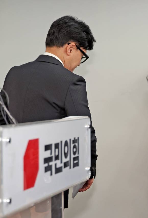 한동훈 국민의힘 비상대책위원장이 11일 서울 영등포구 당사에서 “선거 결과에 대한 모든 책임을 지고 물러난다”고 밝힌 뒤 자리를 뜨고 있다. 국민의힘은 4·10 총선에서 108석을 얻으면서 참패했다. 한 위원장이 사퇴하면서 국민의힘은 차기 지도부 구성과 선거 패배 수습이라는 과제를 떠안게 됐다. 2024.4.11 홍윤기 기자