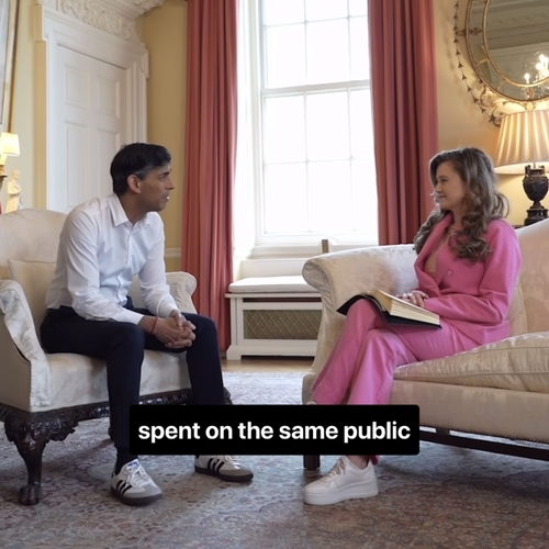 리시 수낵 영국 총리가 총리 관저에서 아디다스 신발을 신고 인터뷰를 진행하고 있다. 사진=SNS 캡처