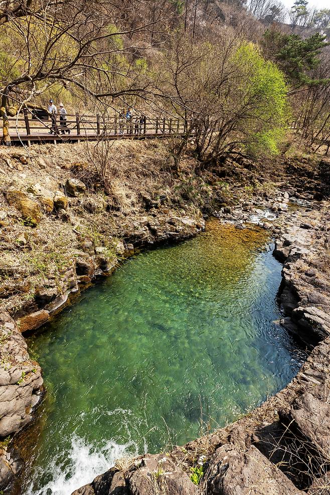 재인폭포 위쪽 둘레길을 따라가면 '선녀탕'이 있다. 짙은 옥빛의 오묘한 물 색감에 눈이 맑아지는 기분이다. / 양수열 영상미디어 기자