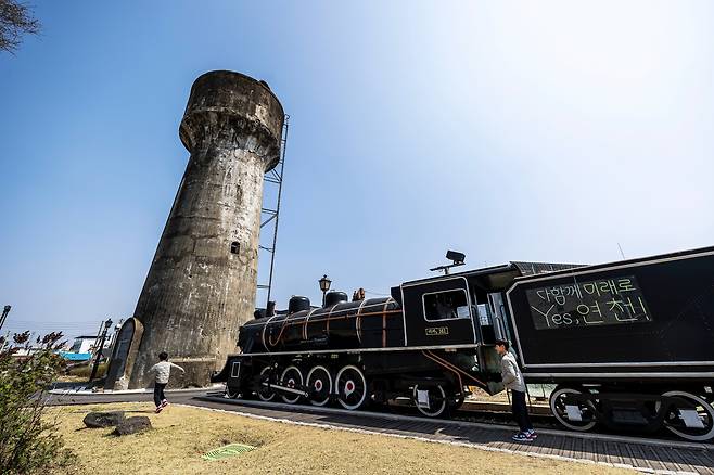 급수탑 부근엔 '미카' 열차도 전시해 그 옛날의 풍경을 재현하고 있다. / 양수열 영상미디어 기자