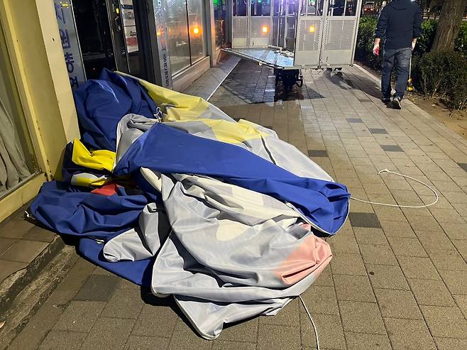 12일 오전 서울 용산구에서 건물에 걸린 대형 현수막을 철거하고 있다. 주소현 기자