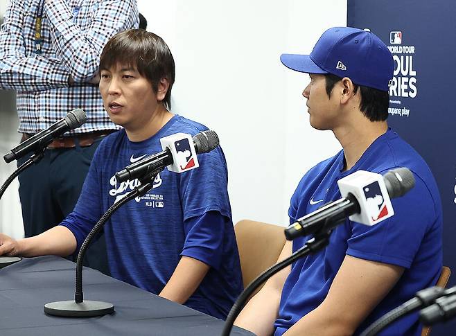 ▲ 오타니 쇼헤이(오른쪽)는 미즈하라 잇페이와 2013년 닛폰햄에서 처음 만났다. 2017년 메이저리그 진출이 확정된 뒤에는 그를 개인 통역으로 고용했다. ⓒ 연합뉴스